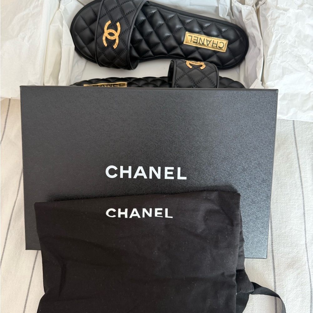 CHANEL Black Quilted Leather Slide Sandals with Gold hammered CC SZ 40 full set - Picture 9 of 9